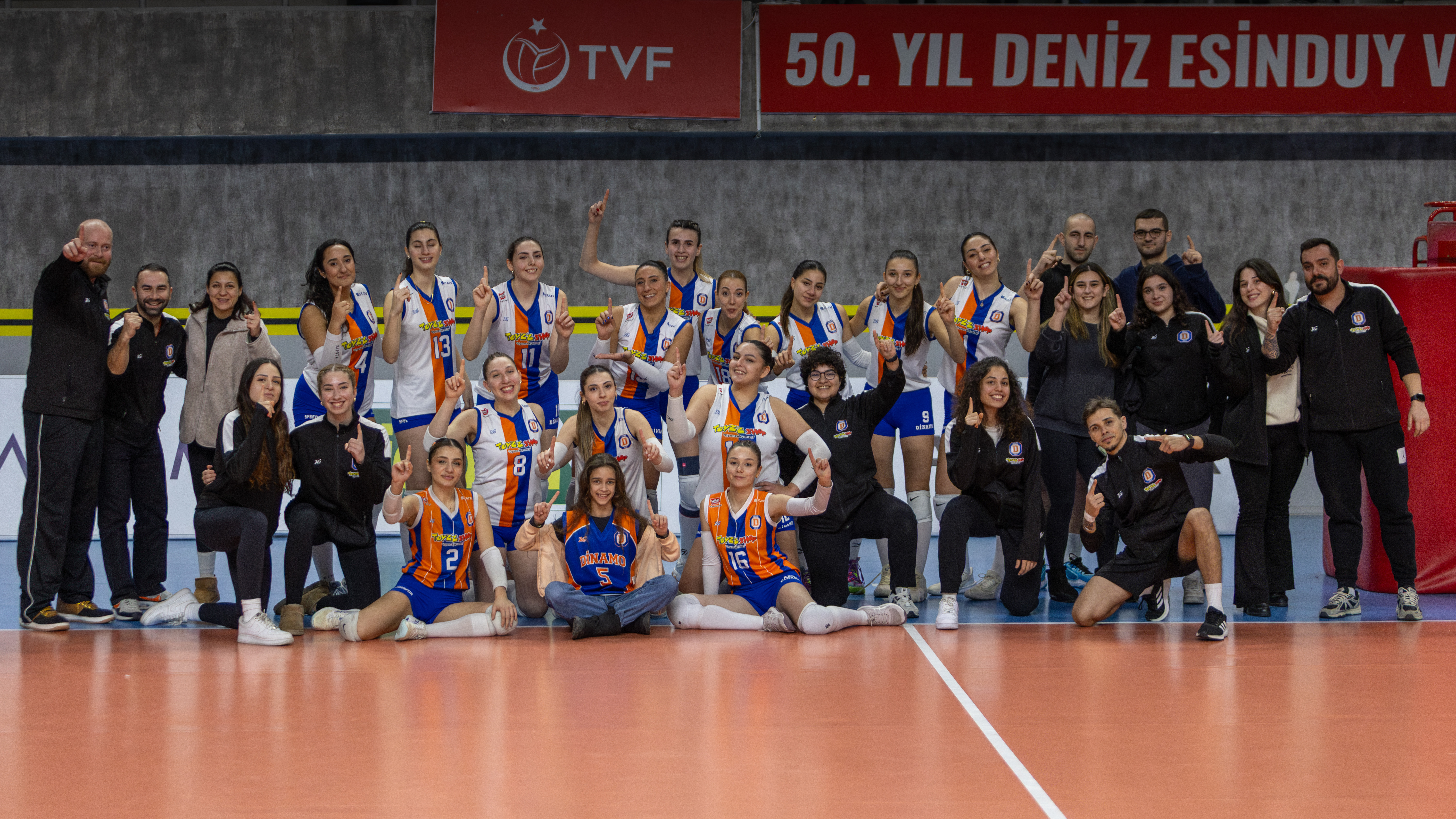 Mahalle kulübü Play-Off sahnesinde